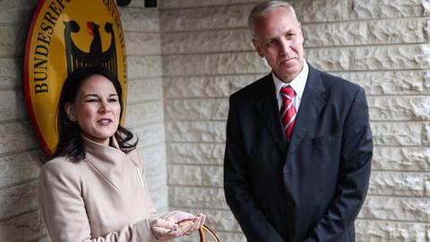 Damaskus: Annalena Baerbock (Bündnis 90/Die Grünen), Bundesaußenministerin, bekommt den Schlüssel für die Deutsche Botschaft von Amer Nahhas, dem Lokalbeschäftigten der Botschaft, ausgehändigt. 