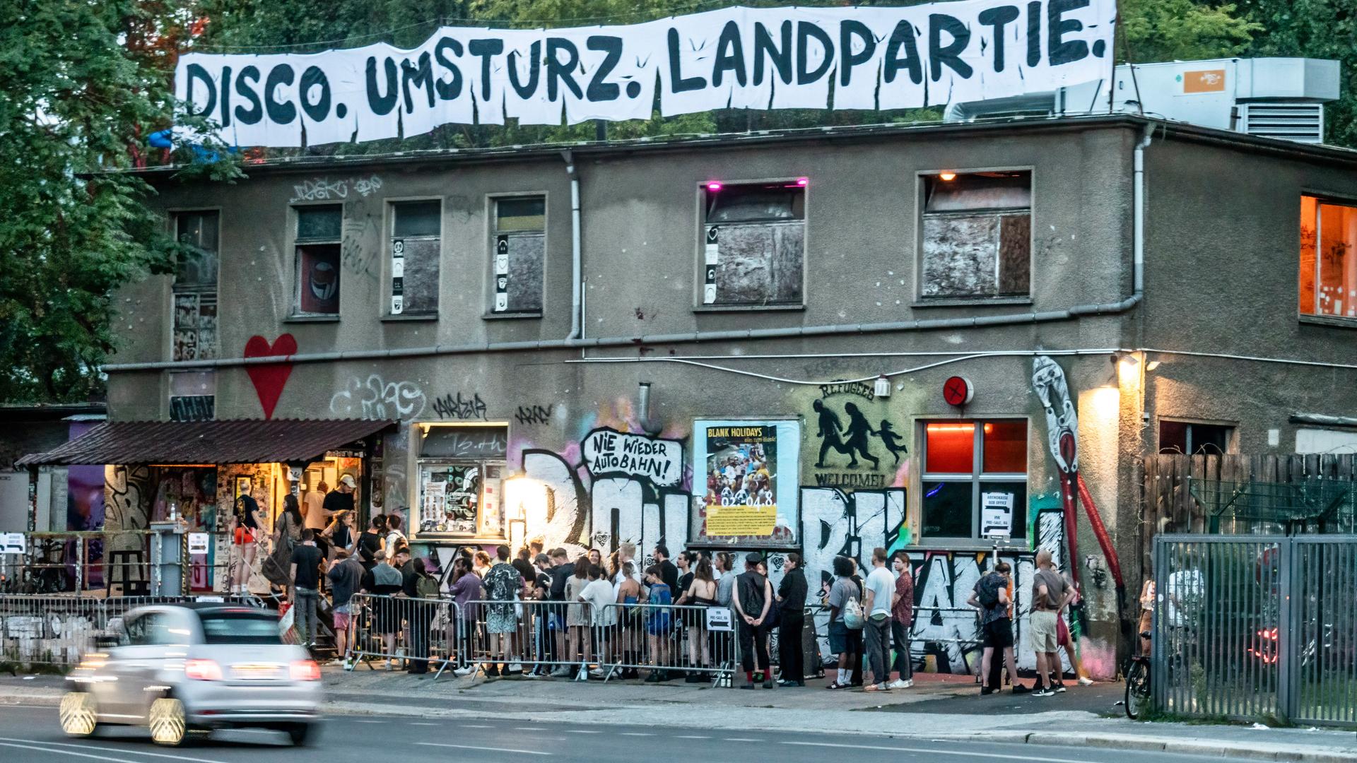 Schlange vor dem Techno-Club About Blank in Berlin-Friedrichshain