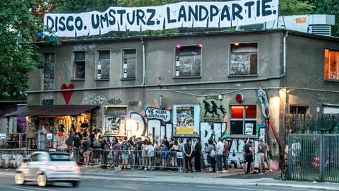 Schlange vor dem Techno-Club About Blank in Berlin-Friedrichshain