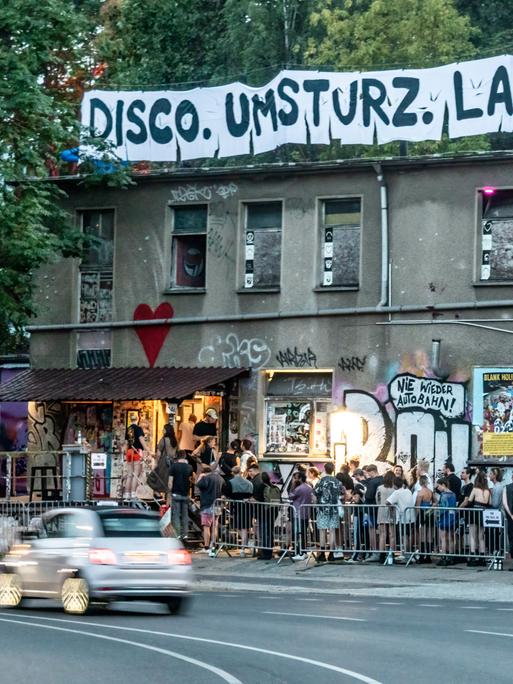 Schlange vor dem Techno-Club About Blank in Berlin-Friedrichshain