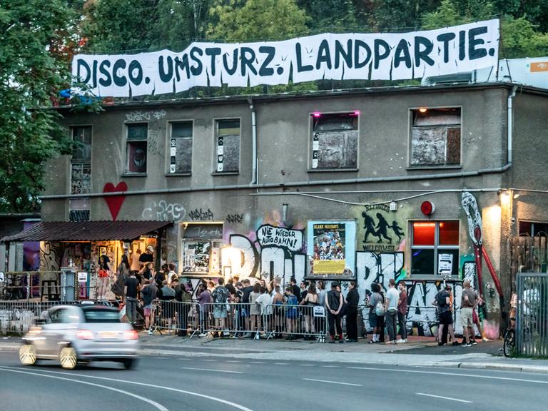 Schlange vor dem Techno-Club About Blank in Berlin-Friedrichshain