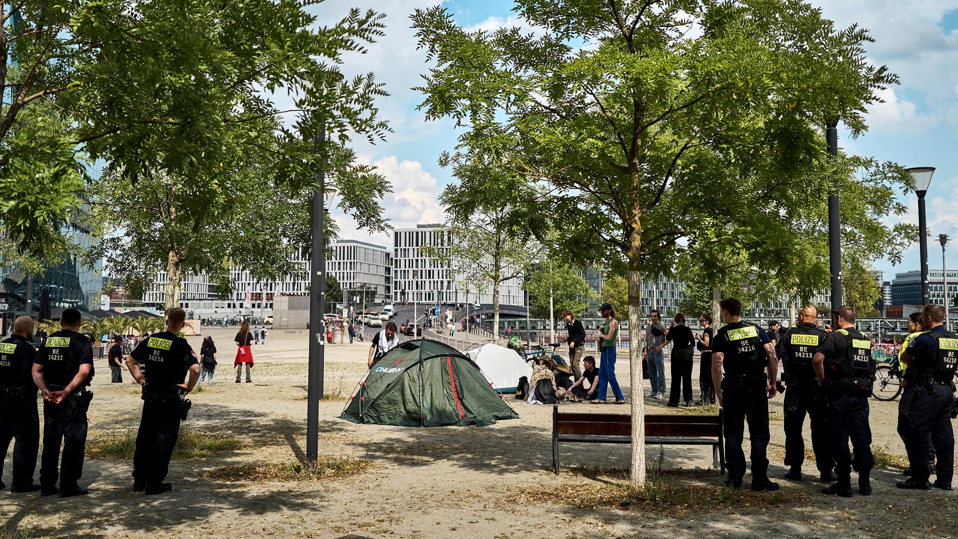 Die Polizei bei einem Einsatz am propalästinensischen Protestcamp im Regierungsviertel.