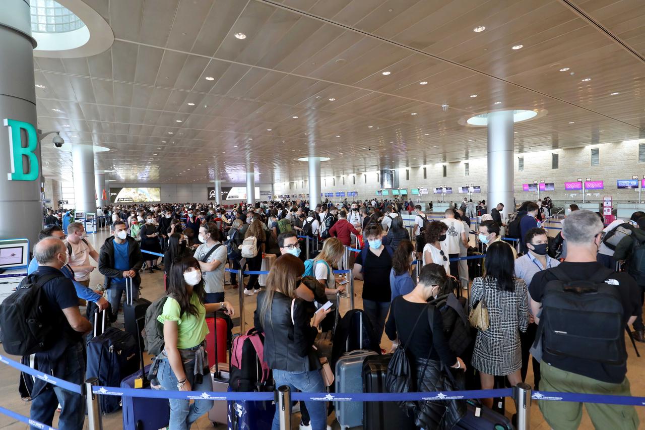 Tel Aviv: Reisende stehen in der Abflughalle in einer Warteschlange auf dem internationalen Flughafen Ben Gurion an.