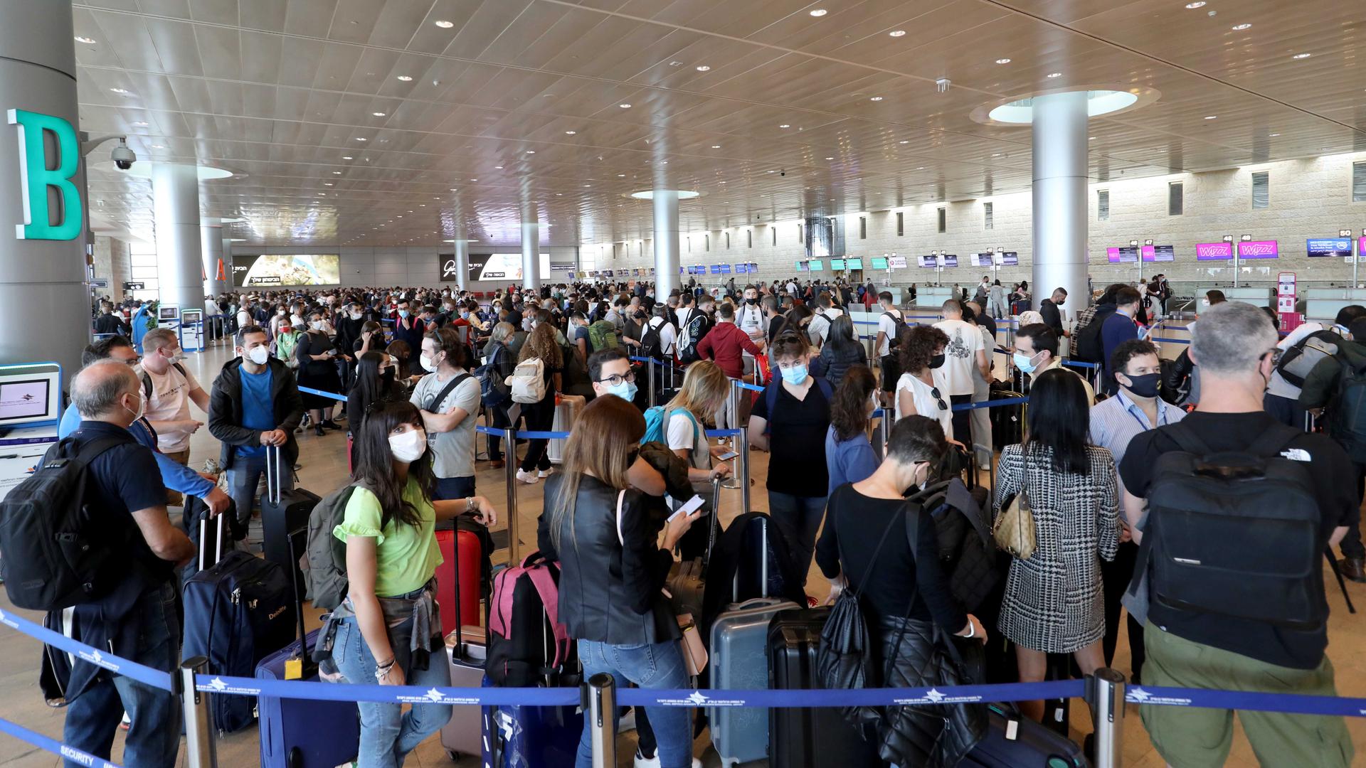 Tel Aviv: Reisende stehen in der Abflughalle in einer Warteschlange auf dem internationalen Flughafen Ben Gurion an. Tel Aviv: Reisende stehen in der Abflughalle in einer Warteschlange auf dem internationalen Flughafen Ben Gurion an.
