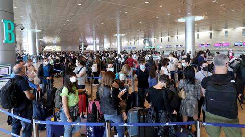 Tel Aviv: Reisende stehen in der Abflughalle in einer Warteschlange auf dem internationalen Flughafen Ben Gurion an.