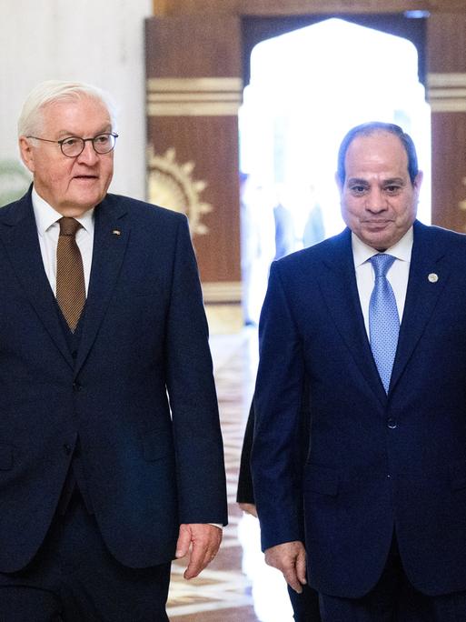 Bundespräsident Frank-Walter Steinmeier (l) und Abdel Fattah Al-Sisi, Präsident von Ägypten, am 2. November 2025 vor einem Gespräch im Ittihadiya Palast. 
