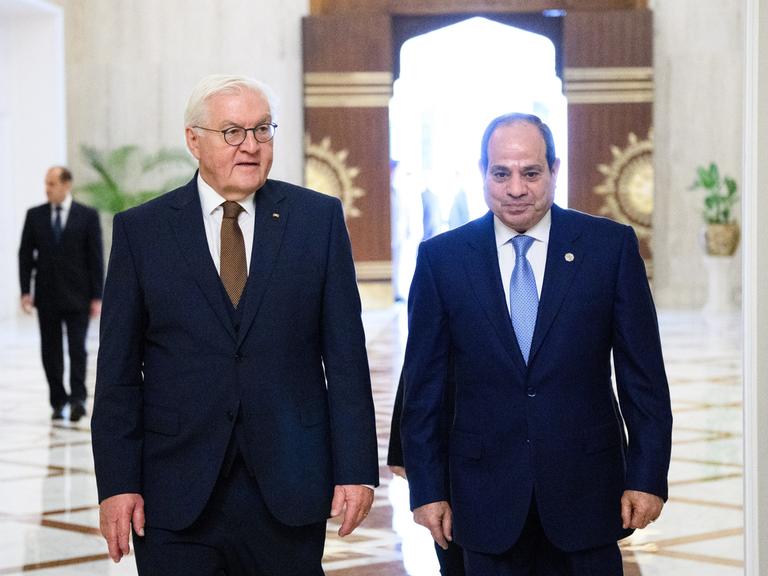 Bundespräsident Frank-Walter Steinmeier (l) und Abdel Fattah Al-Sisi, Präsident von Ägypten, am 2. November 2025 vor einem Gespräch im Ittihadiya Palast. 