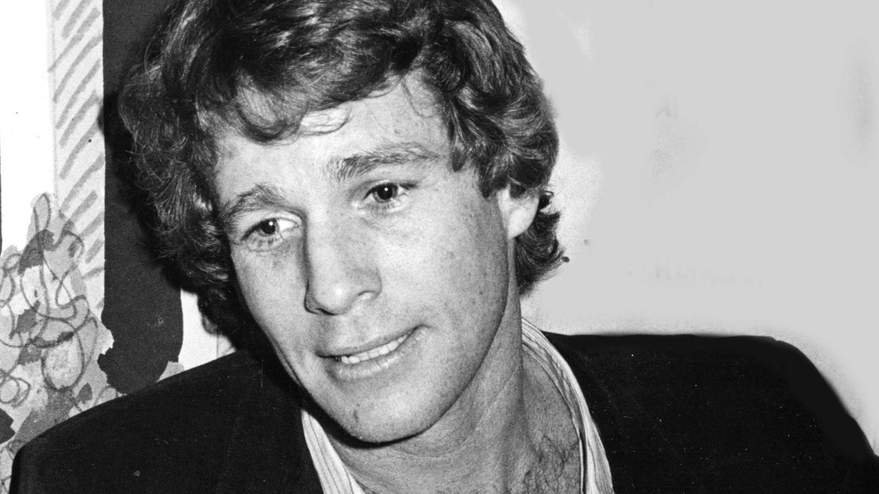 Das undatierte schwarz-weiß Foto zeigt den US-Schauspieler Ryan O'Neal in jungen Jahren.