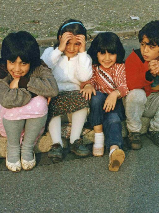 1990: Kinder mit türkischen Wurzeln sitzen auf einem Bordstein. 1990: Kinder mit türkischen Wurzeln sitzen auf einem Bordstein.