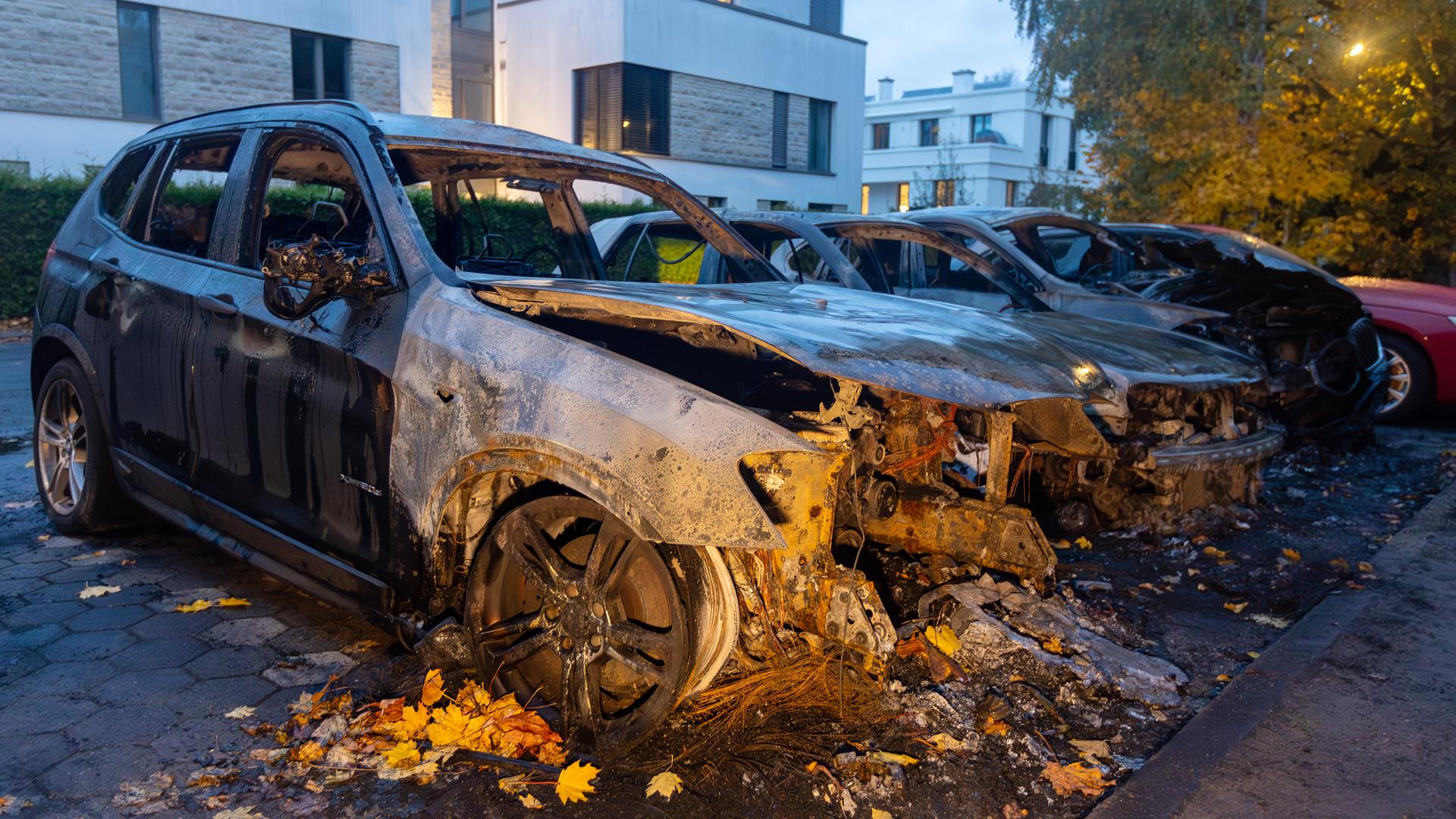 Ausgebrannte Fahrzeuge stehen im Stadtteil Othmarschen im Hamburger Westen an einer Strasse.