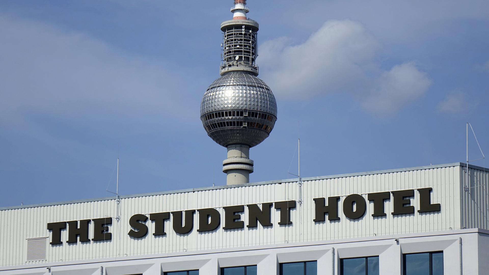 Haus mit Aufschrift "Student Hotel", im Hintergrund der Berliner Fernsehturm