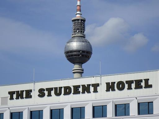 Haus mit Aufschrift "Student Hotel", im Hintergrund der Berliner Fernsehturm Haus mit Aufschrift "Student Hotel", im Hintergrund der Berliner Fernsehturm
