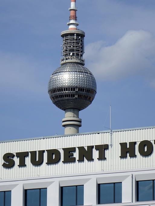 Haus mit Aufschrift "Student Hotel", im Hintergrund der Berliner Fernsehturm