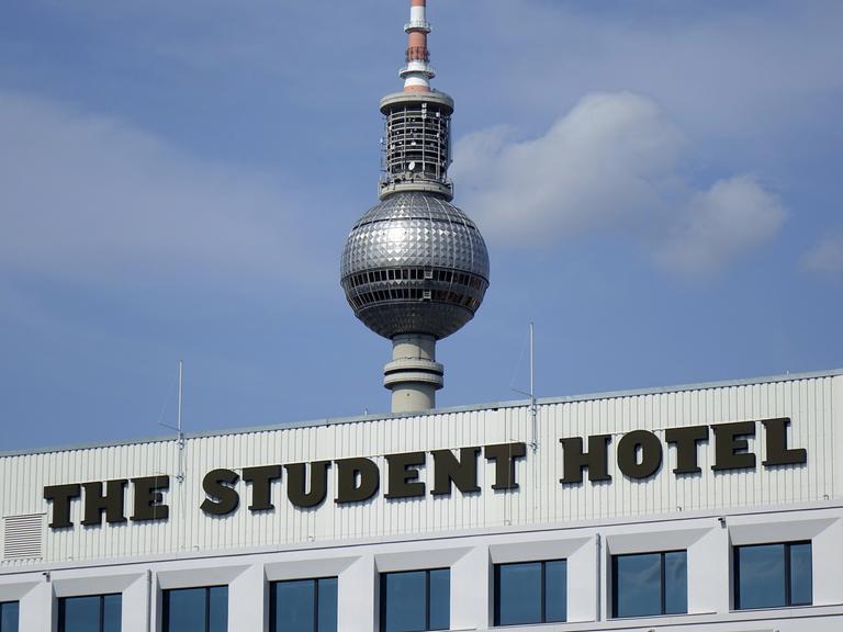 Haus mit Aufschrift "Student Hotel", im Hintergrund der Berliner Fernsehturm