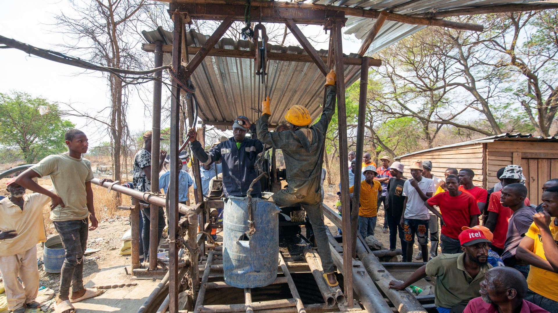 Bergleute helfen während des Rettungseinsatzes an einem eingestürzten Minenschacht in Chegutu, etwa 100 Kilometer westlich der Hauptstadt Harare. Bergleute helfen während des Rettungseinsatzes an einem eingestürzten Minenschacht in Chegutu, etwa 100 Kilometer westlich der Hauptstadt Harare.