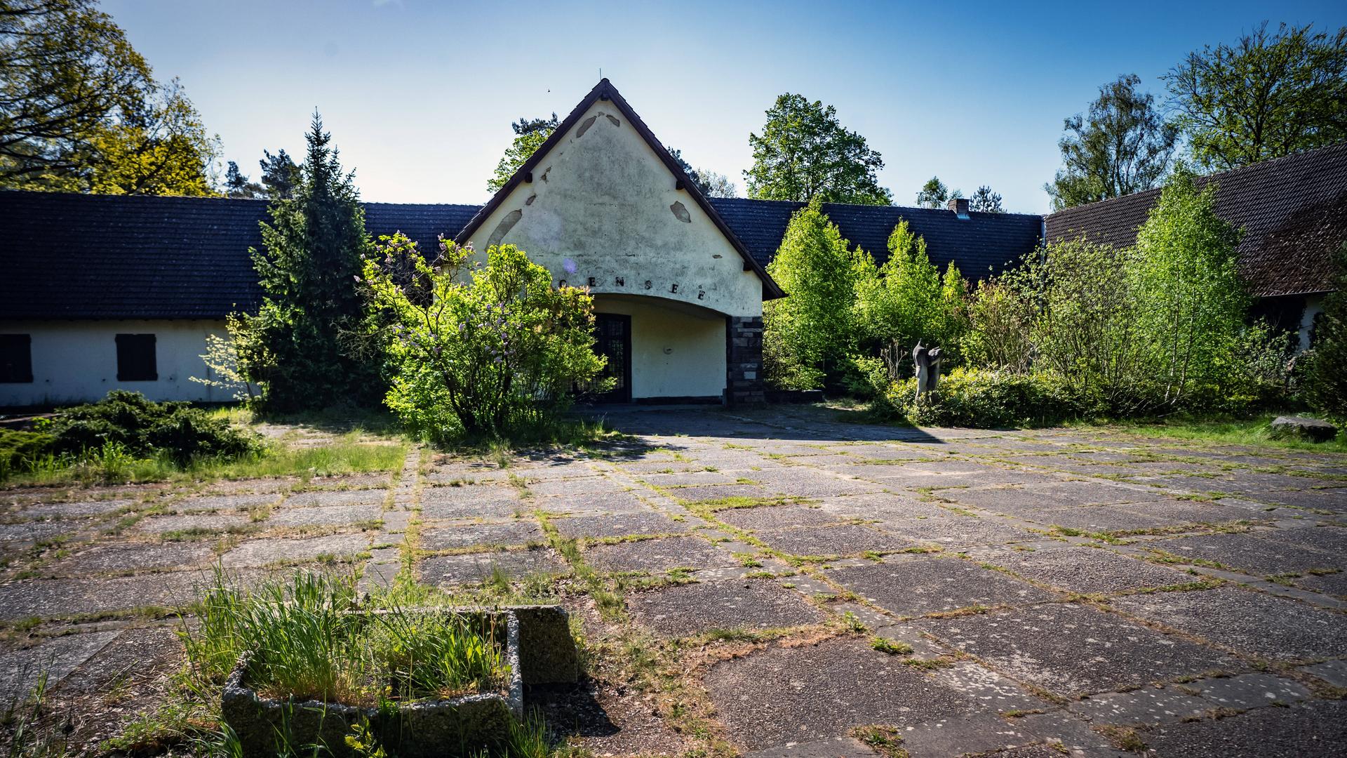 Ein Gebäudekomplex am Bogensee in Brandenburg.