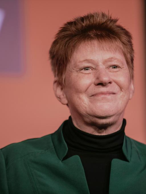 Petra Pau im Porträt auf einer Wahlparty der Linken