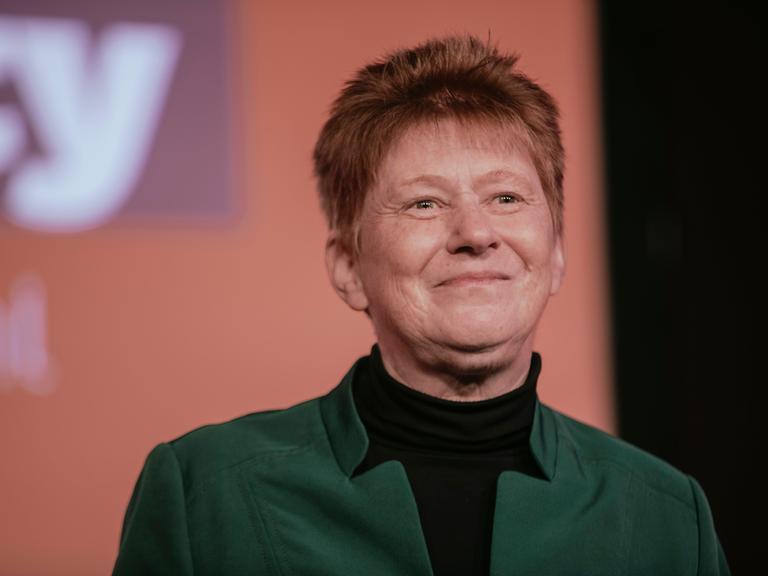 Petra Pau im Porträt auf einer Wahlparty der Linken