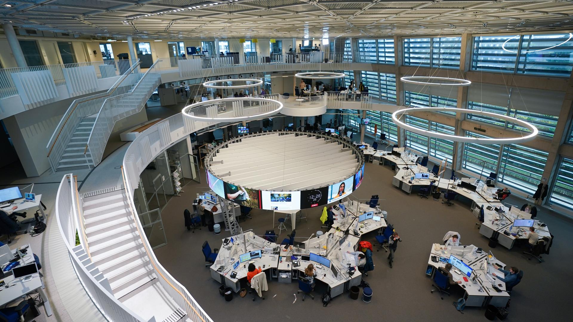 Blick in den Newsroom im neuen Nachrichtenhaus von ARD-aktuell auf dem NDR-Gelände. Am 26.12.2022 wird die Nachrichtensendung „Tagesschau“ 70 Jahre alt. 