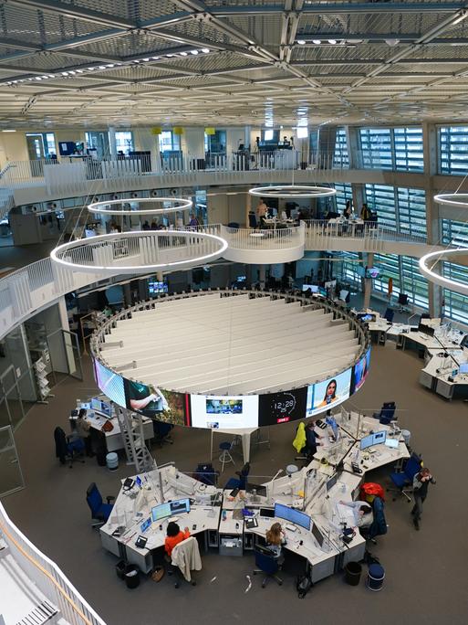 Blick in den Newsroom im neuen Nachrichtenhaus von ARD-aktuell auf dem NDR-Gelände. Am 26.12.2022 wird die Nachrichtensendung „Tagesschau“ 70 Jahre alt. 