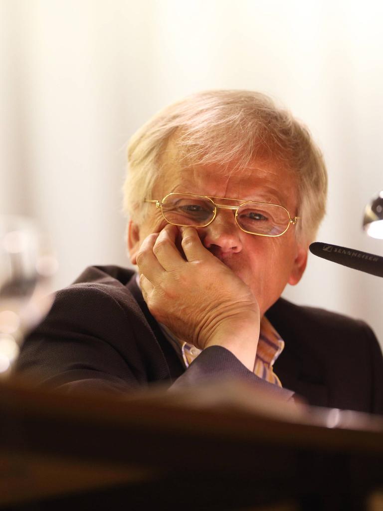 Der Schweizer Philosoph und Literat Peter Bieri alias Pascal Mercier sitzt im Anzug vor einem Tisch mit Mikrofon, er hat das Kinn in die Hand gestützt und blickt nachdenklich vor sich hin.