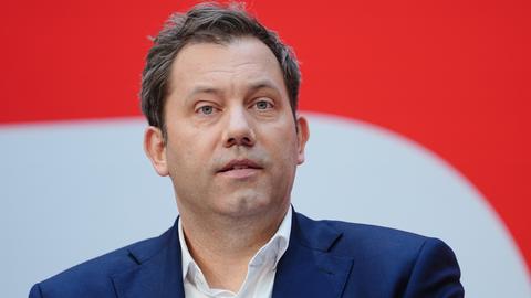 Lars Klingbeil, Parteivorsitzender der SPD, spricht auf der Pressekonferenz der SPD.