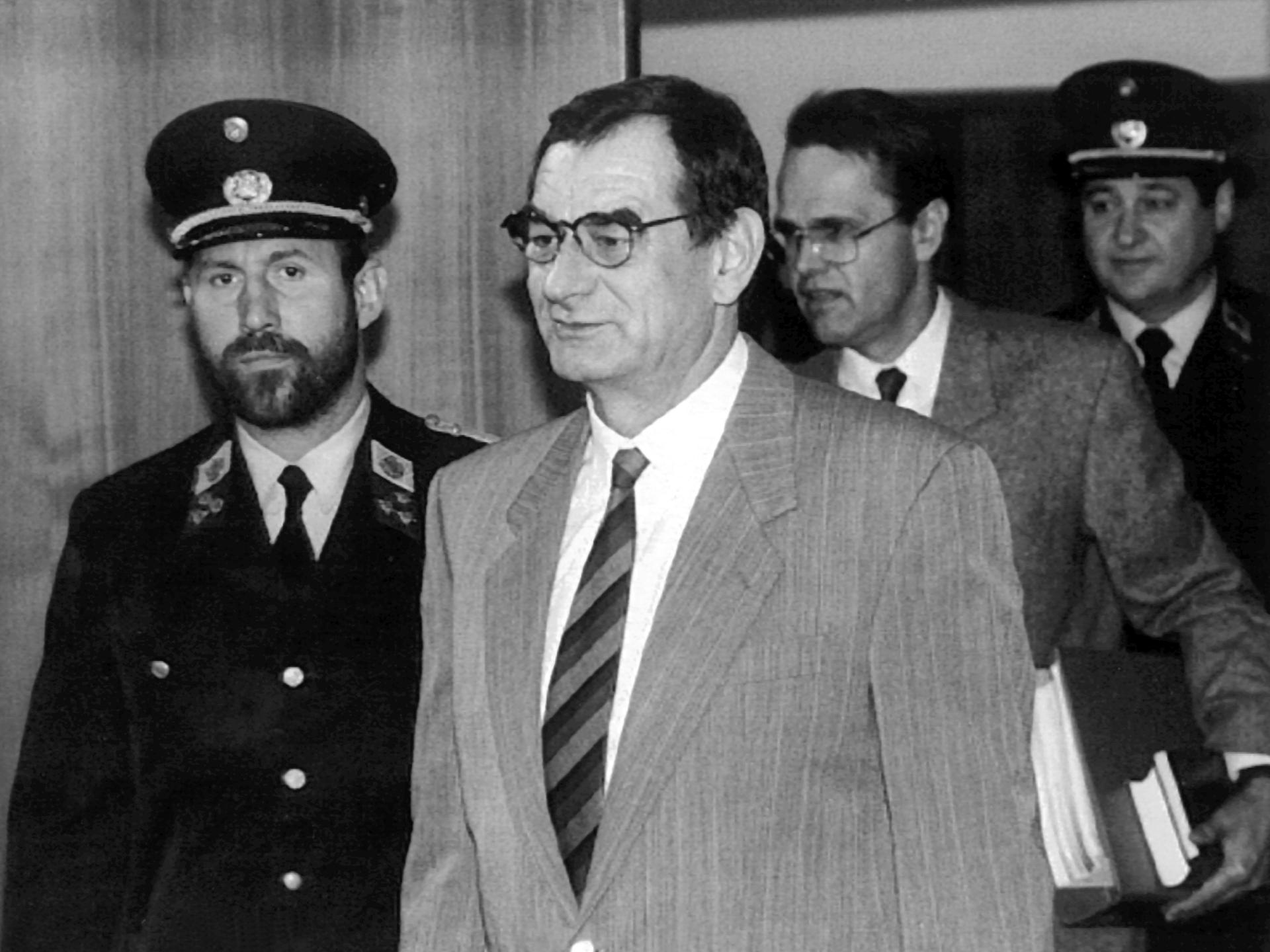 Der österreichische Aktionskünstler Otto Mühl (M) und sein Vertrauter Bernd Stein betreten in Begleitung von zwei Polizisten den Verhandlungsraum, aufgenommen am 13.11.1991. Im Landesgericht Eisenstadt beginnt am 13.11.1991 die für drei Tage geplante Hauptverhandlung gegen den 66jährigen Aktionskünstler und Gründer der Kommune "Friedrichshof" bei Zurndorf, Otto Mühl, und dessen Vertrauten, den 43jährigen Bernd Stein. Dem umstrittenen Kommunenoberhaupt werden zahlreiche Sittlichkeits- und Rauschgiftdelikte sowie Zeugenbeeinflussung vorgeworfen.