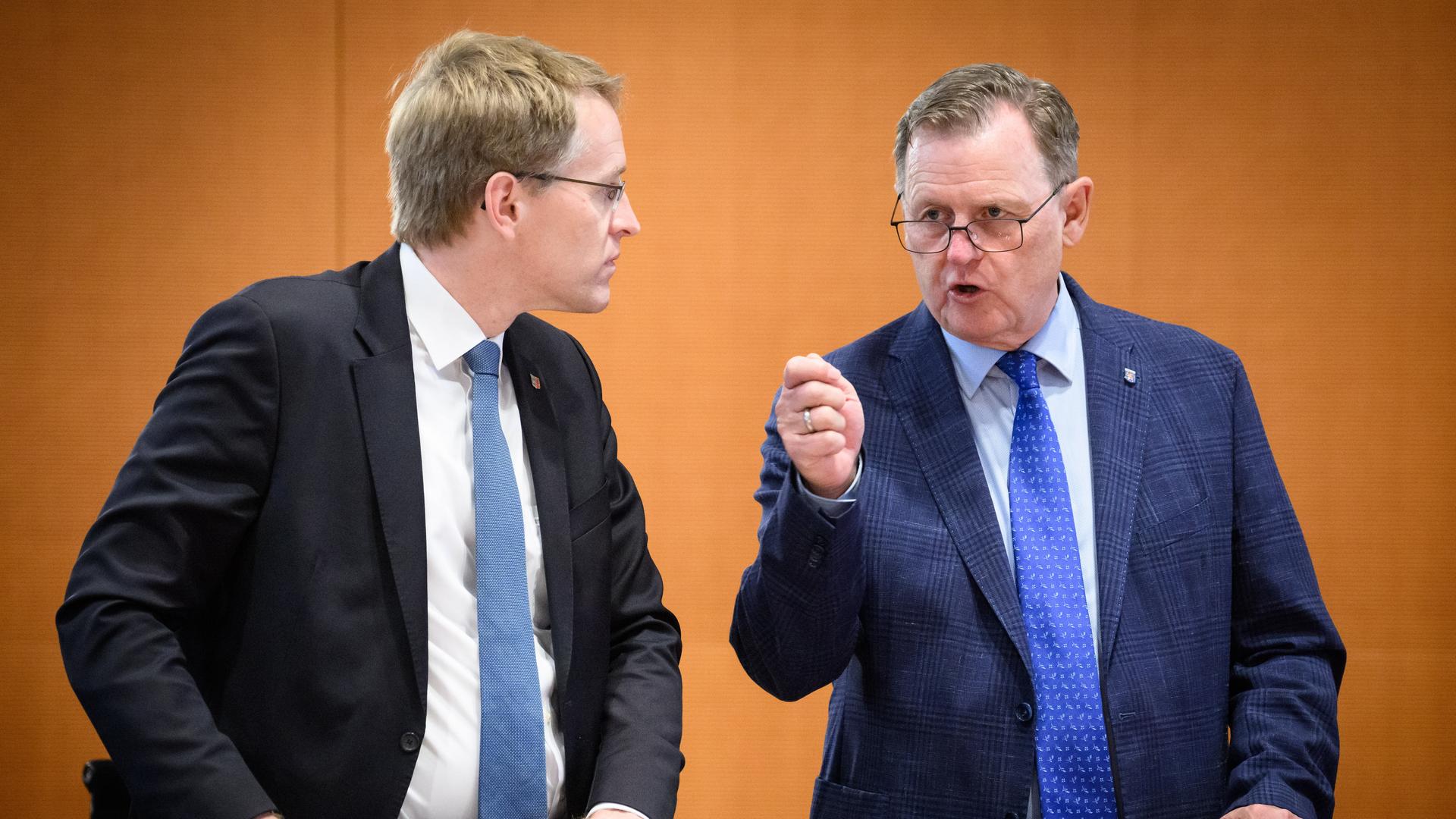 Daniel Günther (CDU, links), Ministerpräsident von Schleswig-Holstein, und Bodo Ramelow (Die Linke), Ministerpräsident von Thüringen, unterhalten sich zu Beginn eines Bund-Länder-Gipfels im Bundeskanzleramt. Daniel Günther (CDU, links), Ministerpräsident von Schleswig-Holstein, und Bodo Ramelow (Die Linke), Ministerpräsident von Thüringen, unterhalten sich zu Beginn eines Bund-Länder-Gipfels im Bundeskanzleramt.