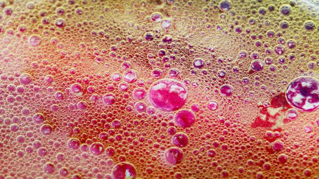 Eine farbige Flüssigkeit mit bunten Blasen