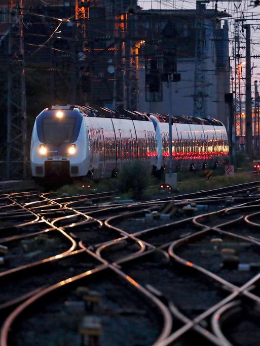 Züge und Gleise am Kölner Hauptbahnhof