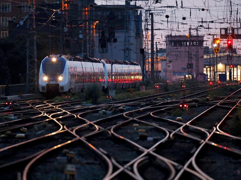 Züge und Gleise am Kölner Hauptbahnhof