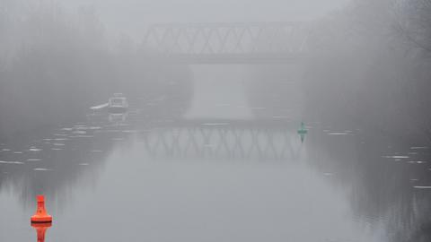 Eine Brücke über die Spree in Berlin ist vom Nebel umhüllt