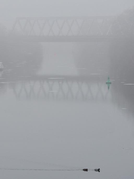 Eine Brücke über die Spree in Berlin ist vom Nebel umhüllt