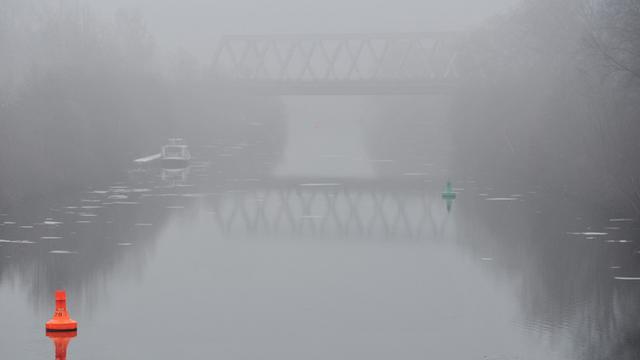 Eine Brücke über die Spree in Berlin ist vom Nebel umhüllt