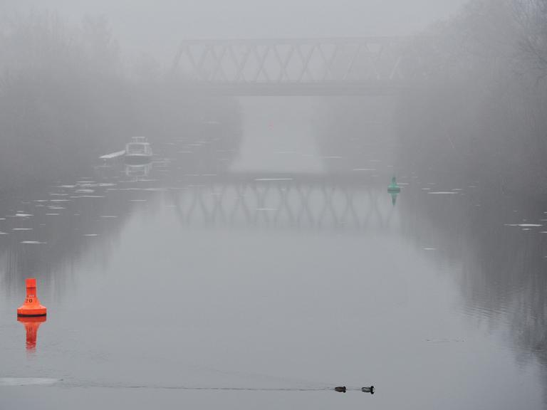 Eine Brücke über die Spree in Berlin ist vom Nebel umhüllt