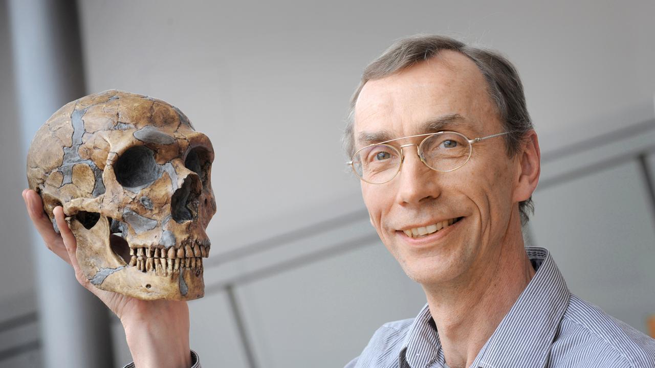 Svante Pääbo erforscht die Gene von ausgestorbenen Menschen.