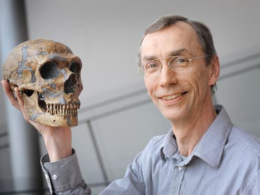 Svante Pääbo zeigt die Rekonstruktion eines Neandertaler-Schädels