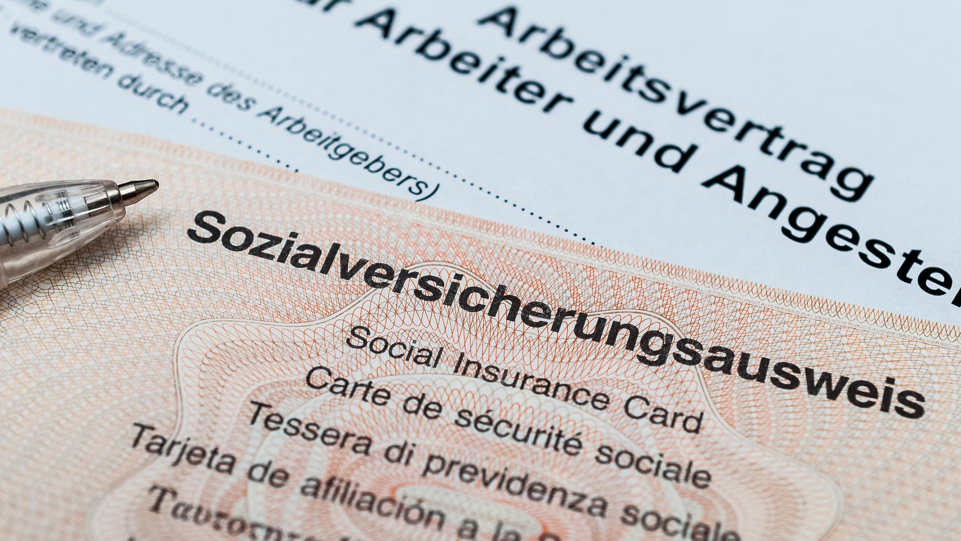 Sozialversicherungsausweis und Arbeitsvertrag in Deutschland