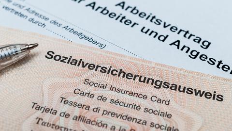 Sozialversicherungsausweis und Arbeitsvertrag in Deutschland