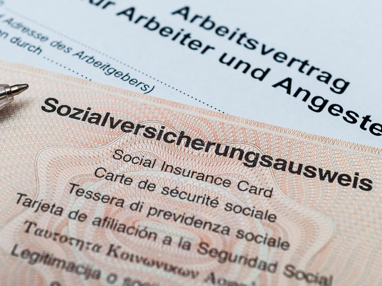 Sozialversicherungsausweis und Arbeitsvertrag in Deutschland