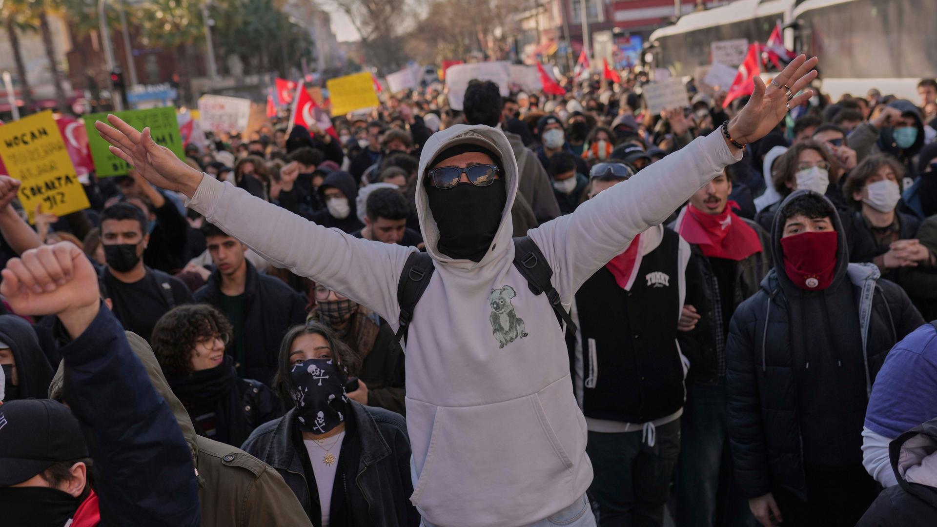 Studenten protestieren in Istanbul gegen die Verhaftung des Istanbuler Bürgermeisters Ekrem İmamoğlu. Studenten protestieren in Istanbul gegen die Verhaftung des Istanbuler Bürgermeisters Ekrem İmamoğlu.