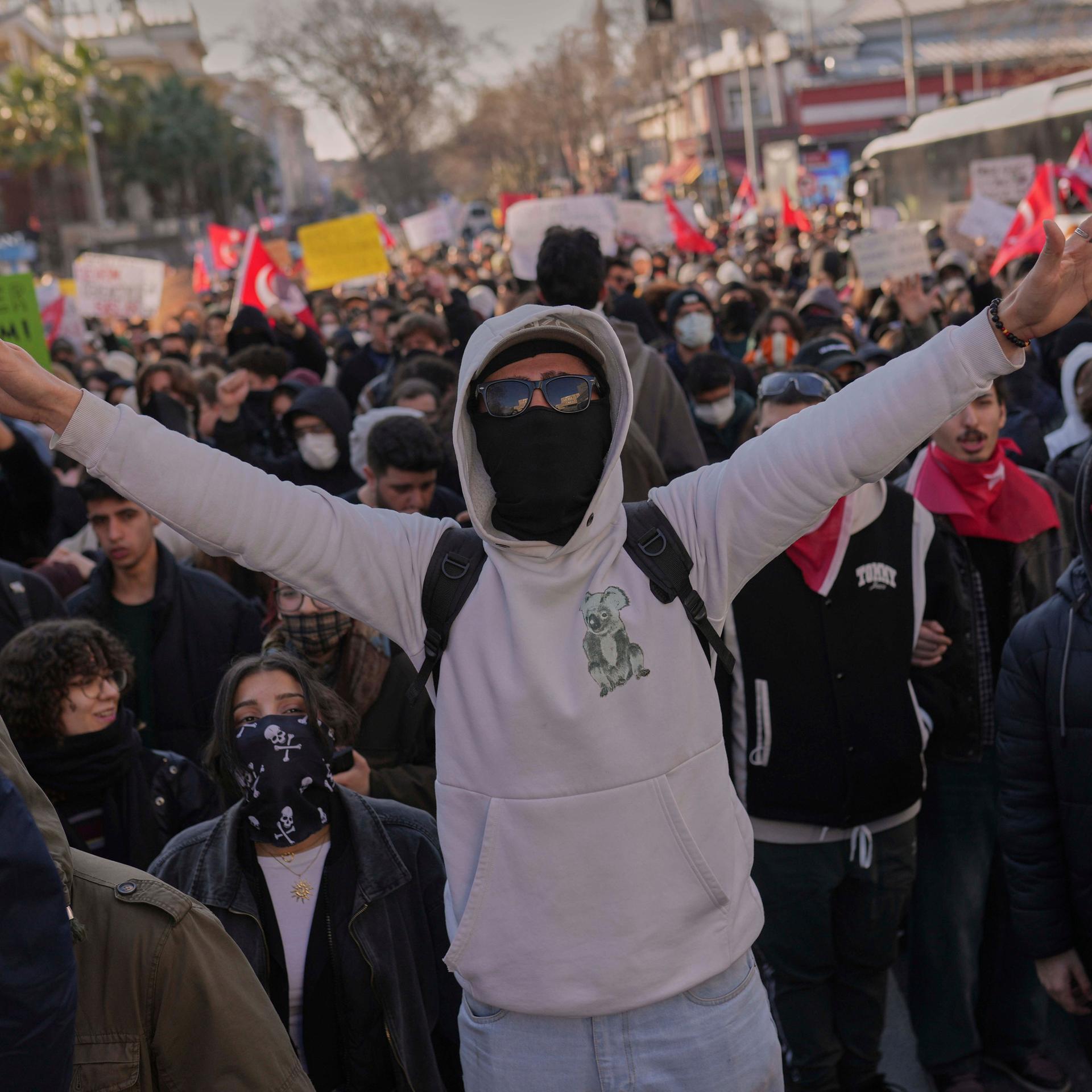 Studenten protestieren in Istanbul gegen die Verhaftung des Istanbuler Bürgermeisters Ekrem İmamoğlu.