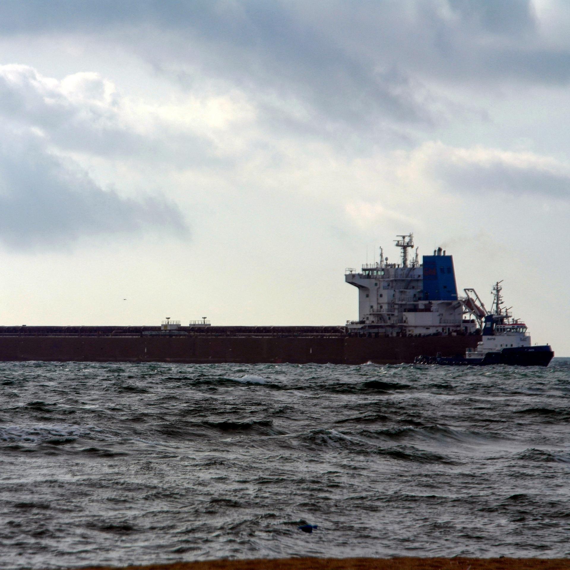 Schiff mit Getreide verlässt den Hafen von Odessa 