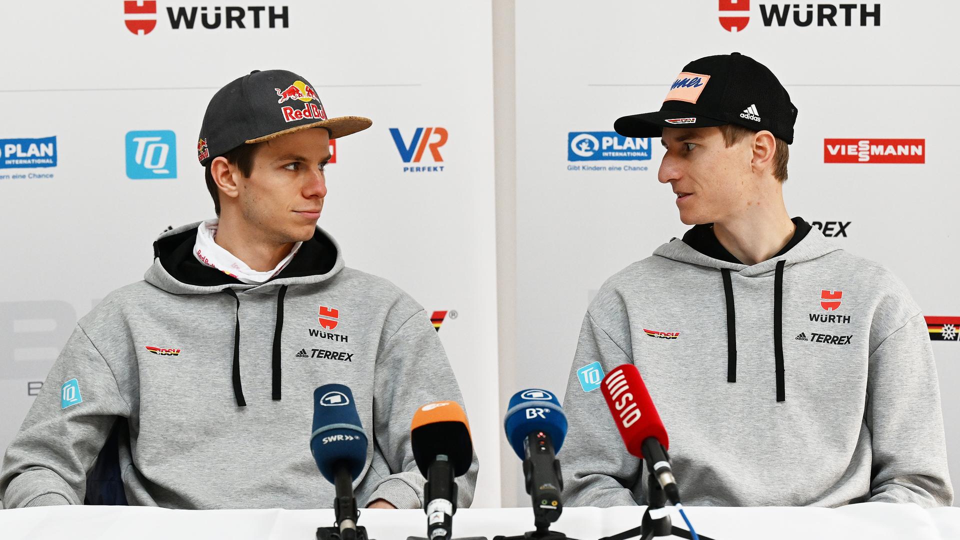 Andreas Wellinger und Karl Geiger bei der Pressekonferenz nach dem Sieg im Super-Team-Wettbewerb