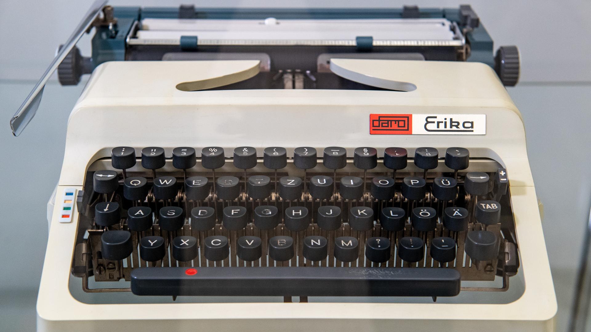 Die Schreibmaschine Erika 50/60 von 1970. Foto: picture alliance / Hendrik Schmidt