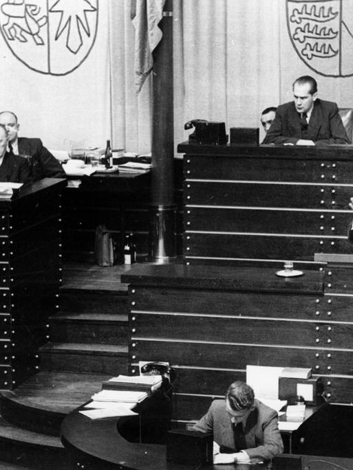 Der SPD-Vorsitzende Erich Ollenhauer während einer Debatte im Deutschen Bundestag in Bonn im Jahr 1952 am Rednerpult