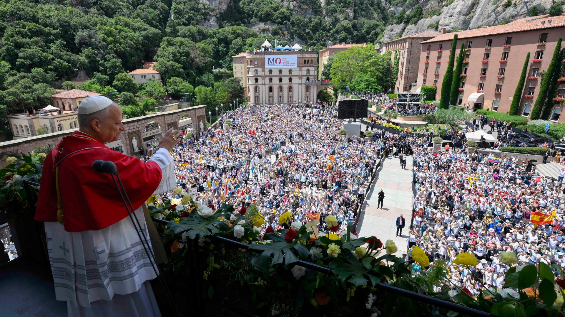 Papst Leo XIV. steht erhöht und schaut auf unzählige Gläubige nach unten. Papst Leo XIV. steht erhöht und schaut auf unzählige Gläubige nach unten.