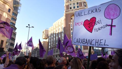 Zahlreiche Menschen, die Fahnen schwenkend durch Madrid ziehen und gegen Luis Rubiales nach dessen aufgezwungenem Kuss demonstrieren
