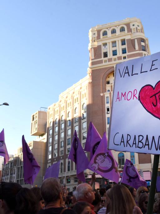 Zahlreiche Menschen, die Fahnen schwenkend durch Madrid ziehen und gegen Luis Rubiales nach dessen aufgezwungenem Kuss demonstrieren
