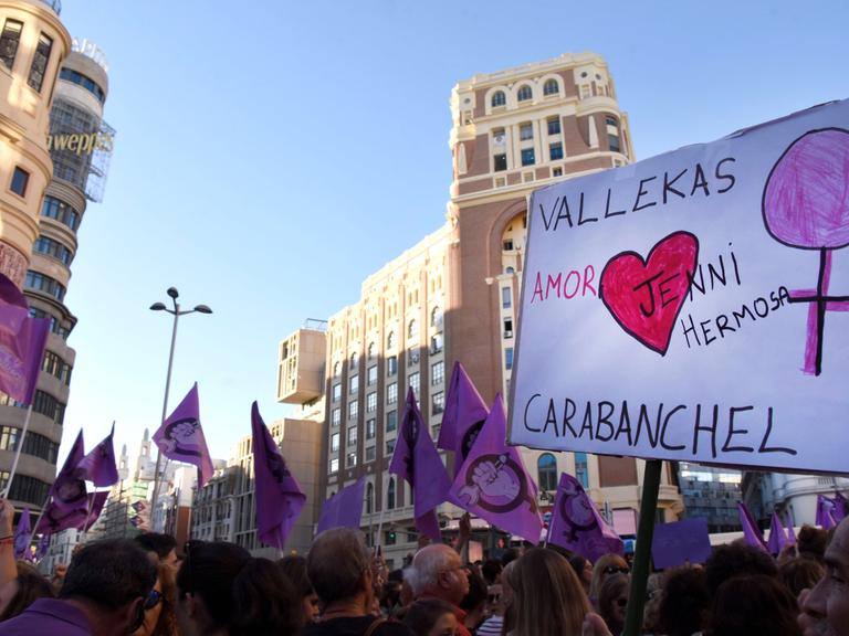 Zahlreiche Menschen, die Fahnen schwenkend durch Madrid ziehen und gegen Luis Rubiales nach dessen aufgezwungenem Kuss demonstrieren
